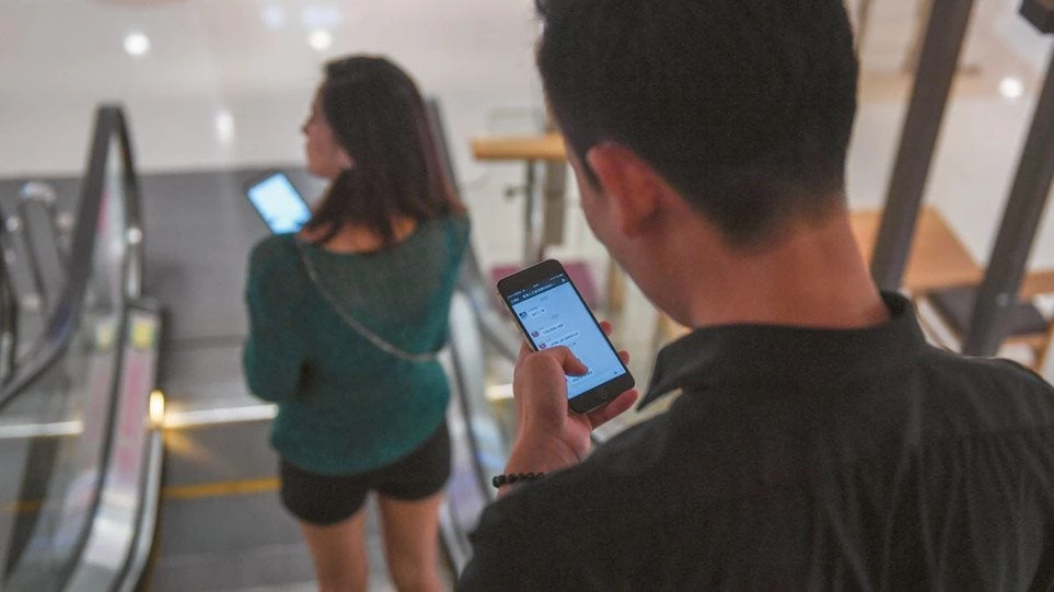 Πώς τα κινητά παρακολουθούν κάθε βήμα και χακάρουν τον εγκέφαλο!